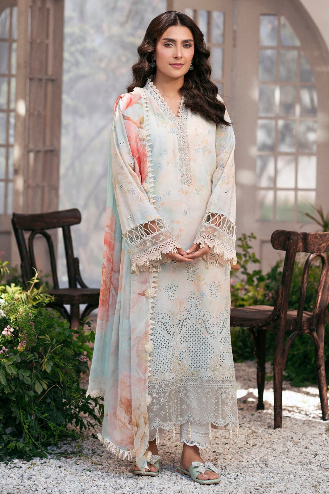 5423-DAISY | Amal Embroiderd Lawn | Motifz